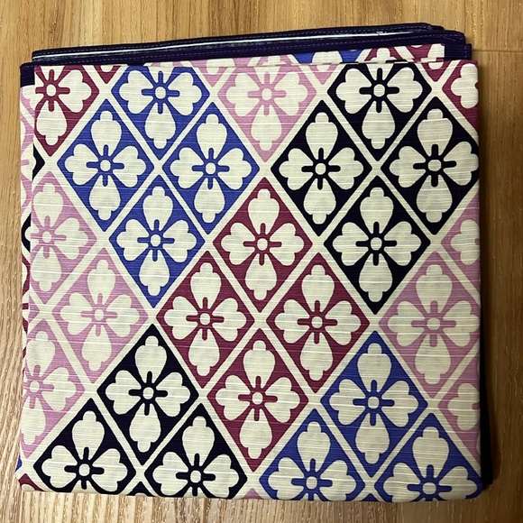 New made in Japan scarf wrap. 35*35 - Picture 2 of 4